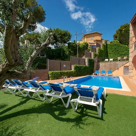 Villa Sleeps 12 Pool Wifi